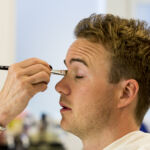 Programledare Pelle Olsson hos sminkösen.